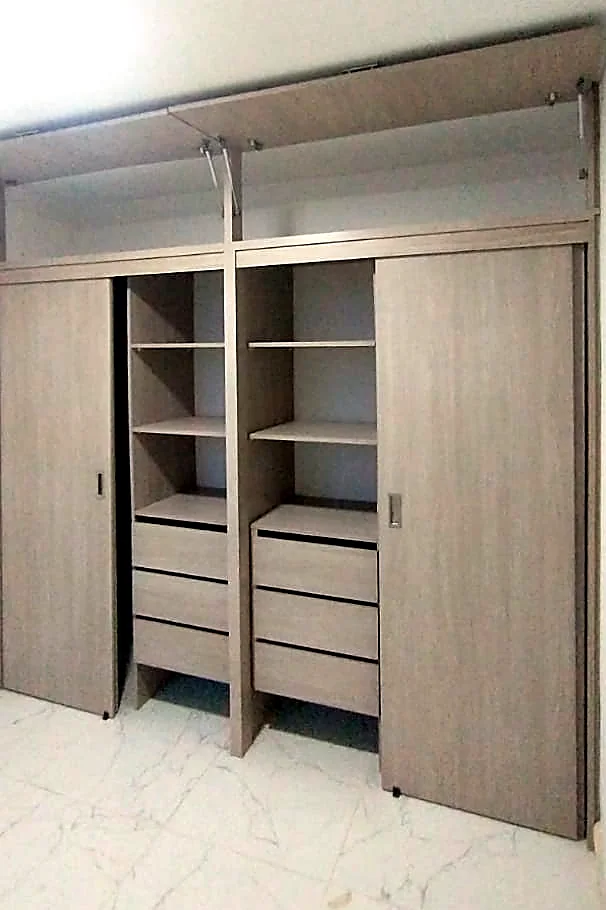 Interior de clóset con entrepaños y cajoneras